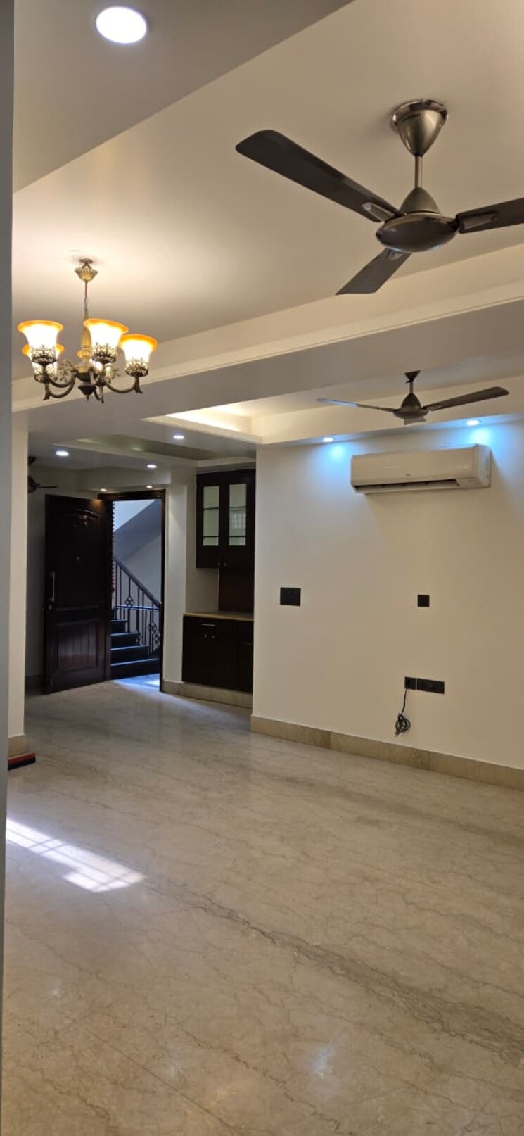 Room, south extension ii 3 Bedroom 250 Sq.Yd. Builder Floor In South Extension ii Delhi 9781371