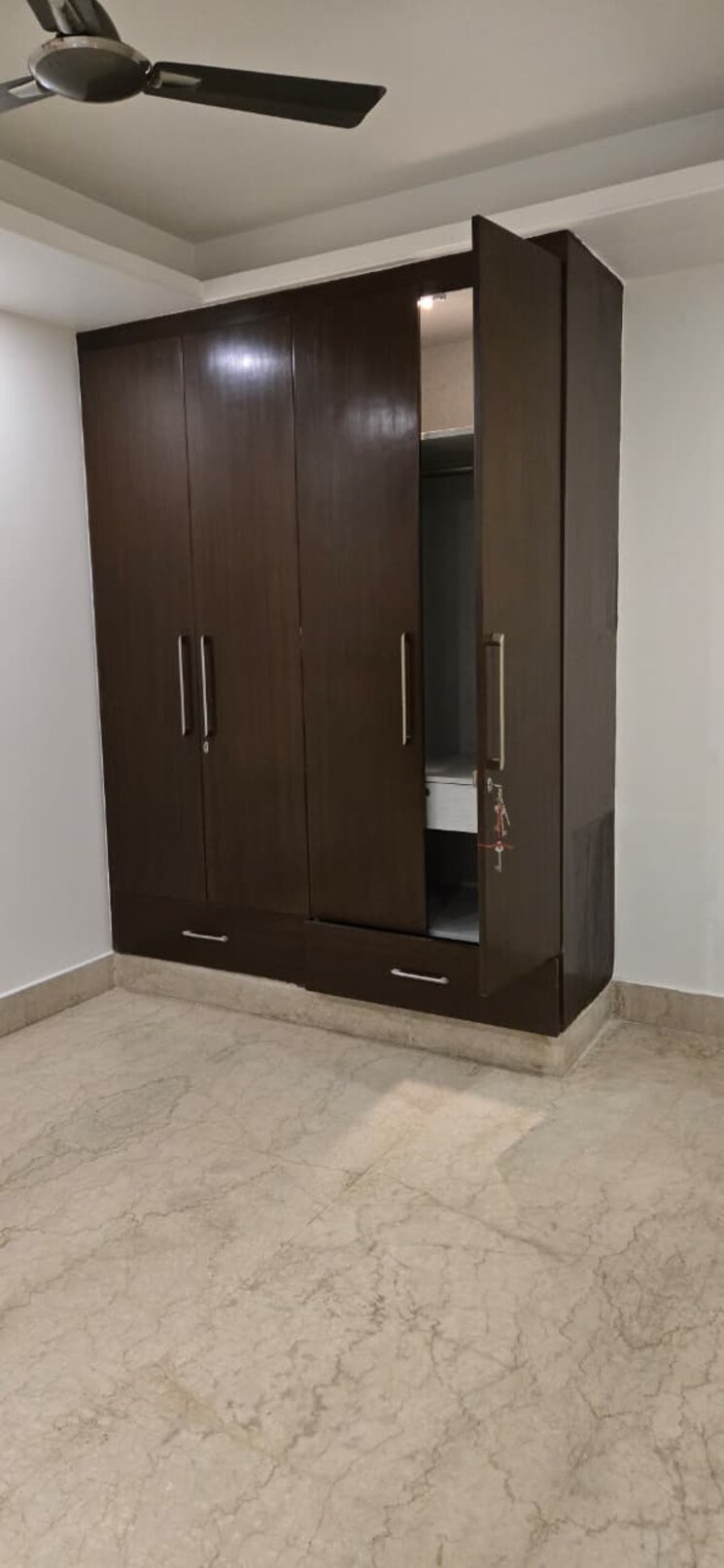 Room, south extension ii 3 Bedroom 250 Sq.Yd. Builder Floor In South Extension ii Delhi 9781371