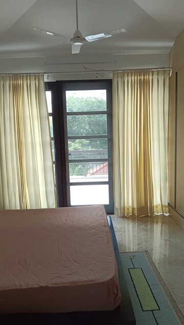 Room in 5 BHK Villa at Vipul Tatvam Villas, Sector 48 – for Rent