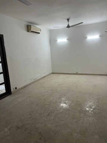 Room in 5 BHK Villa at Vipul Tatvam Villas, Sector 48 – for Rent