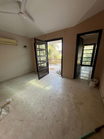 Room in 5 BHK Villa at Vipul Tatvam Villas, Sector 48 – for Rent