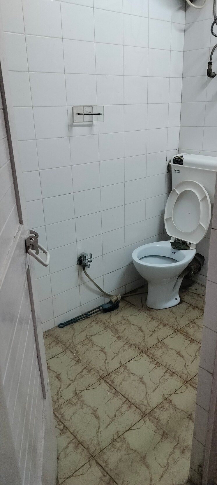 Bathroom, janakpuri 2 Bedroom 1000 Sq.Ft. Apartment In Janakpuri Delhi 9782108