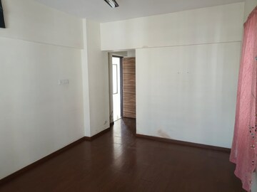 Room in 3.5 BHK Apartment at Sacred Heart Town, Wanowrie – for Rent