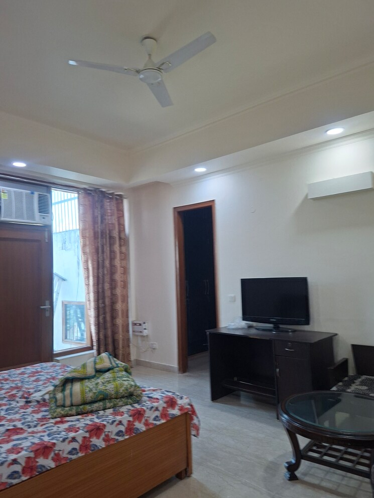 undefined, sector 105 4 Bedroom 450 Sq.Mt. Independent House In Sector 105 Noida 9782388