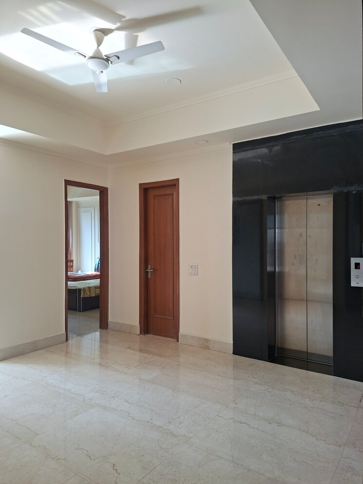 undefined, sector 105 4 Bedroom 450 Sq.Mt. Independent House In Sector 105 Noida 9782388