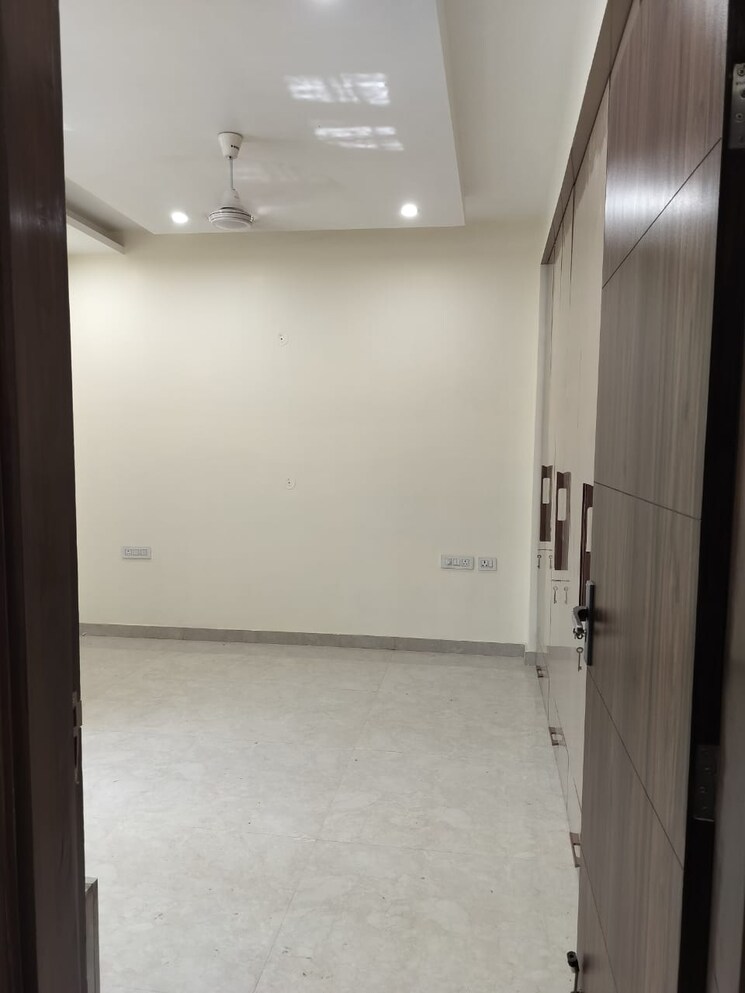 Room, sector 46 3 Bedroom 250 Sq.Mt. Independent House In Sector 46 Noida 9782423