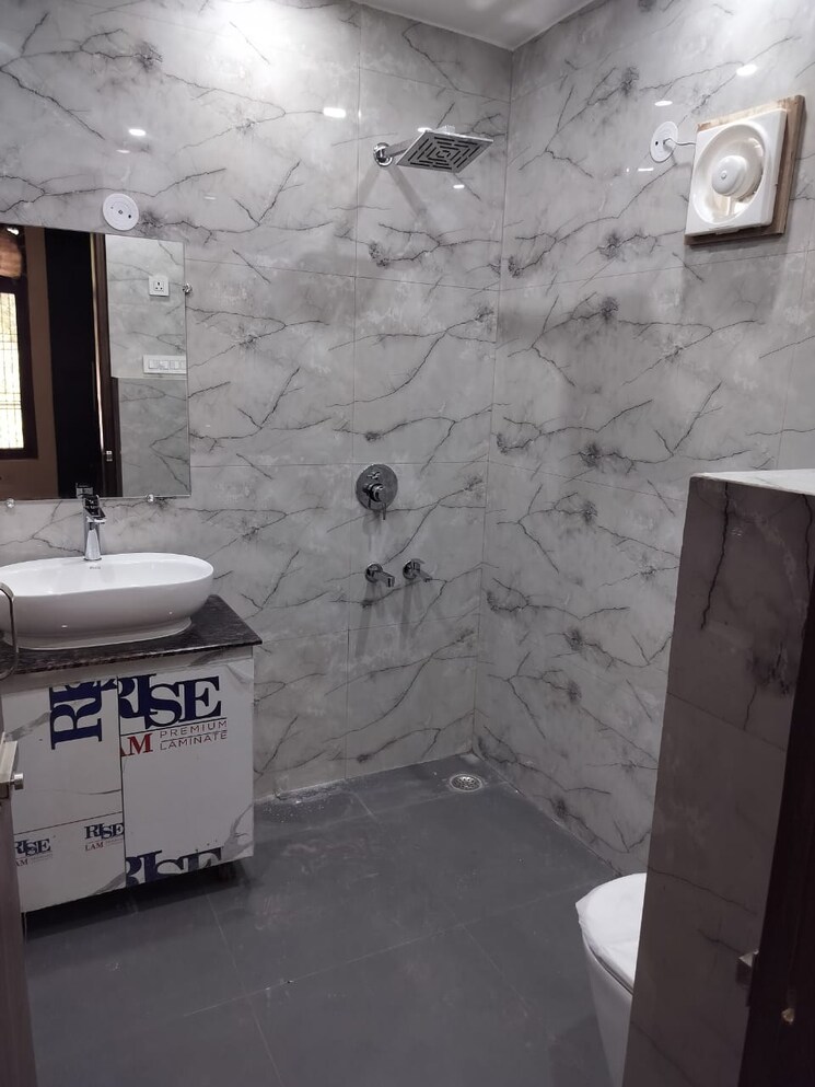 Bathroom, sector 46 3 Bedroom 250 Sq.Mt. Independent House In Sector 46 Noida 9782423