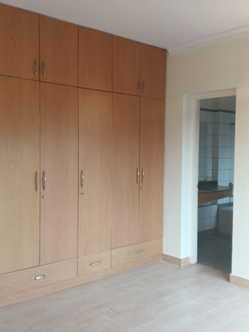 Room in 3 BHK Apartment at Central Park I, Sector 42 – for Rent