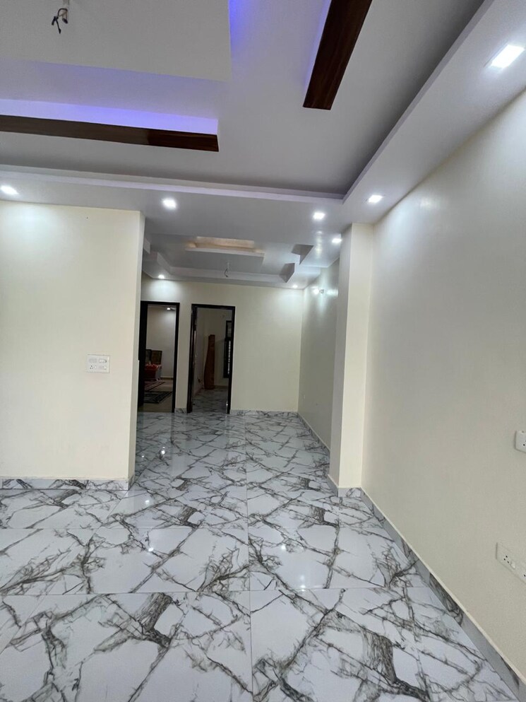 Room, sector 21c 4 Bedroom 500 Sq.Yd. Builder Floor In Sector 21c Faridabad 9782847
