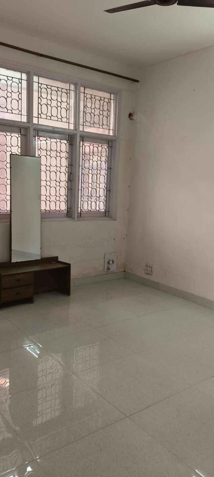 Room, sector 3 dwarka 3 Bedroom 1500 Sq.Ft. Apartment In Sector 3 Dwarka Delhi 9784160