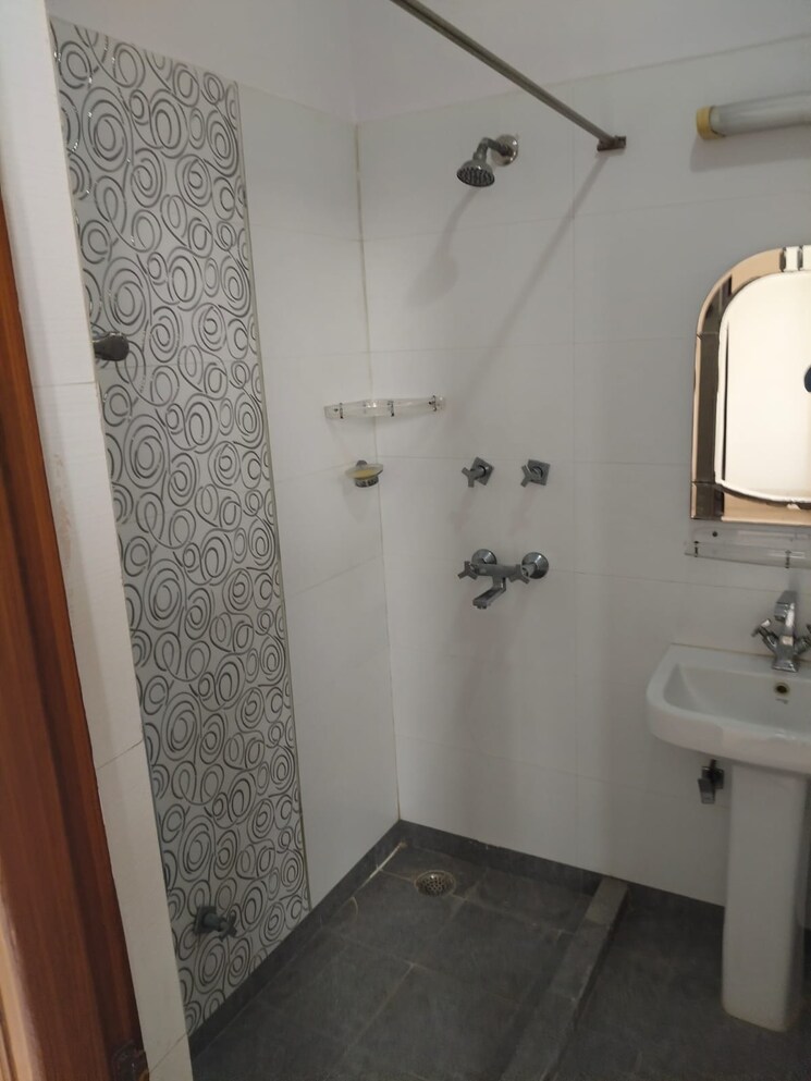 Bathroom, sector 10 dwarka 4 Bedroom 1800 Sq.Ft. Apartment In Sector 10 Dwarka Delhi 9784294