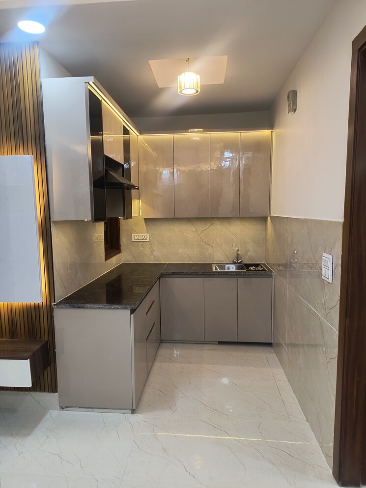 Kitchen, dwarka mor 3 Bedroom 90 Sq.Yd. Builder Floor In Dwarka Mor Delhi 9784391