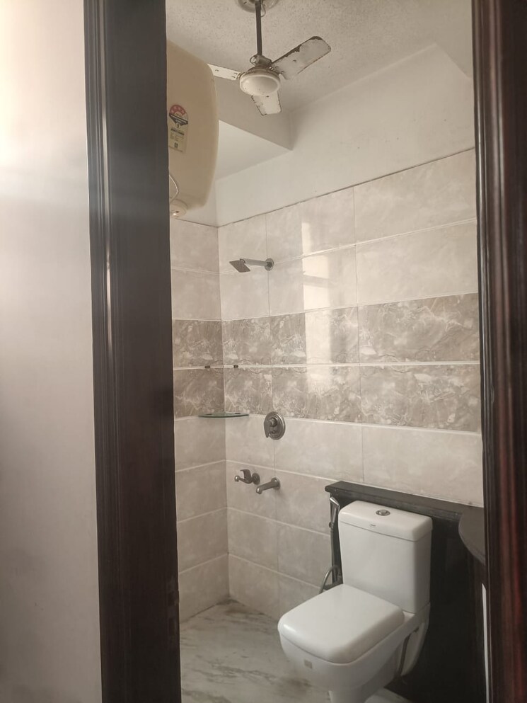 Bathroom, rwa-apartments-sector-52 3 Bedroom 2000 Sq.Ft. Builder Floor In Sector 52 Noida 9785821