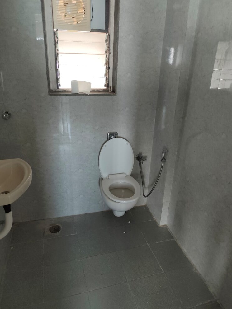 Bathroom, shangrila-chs-azad-nagar-colaba 3 Bedroom 1112 Sq.Ft. Apartment In Azad Nagar Colaba Mumbai 9775125