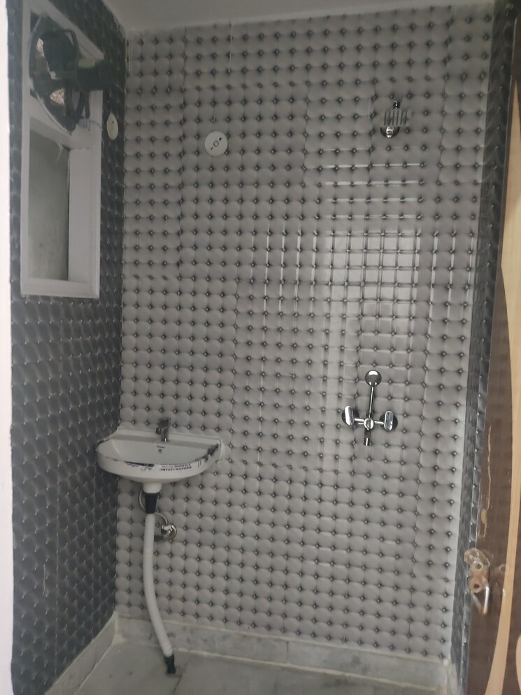 Bathroom, panchsheel vihar 1 Bedroom 50 Sq.Yd. Builder Floor In Panchsheel Vihar Delhi 9786434