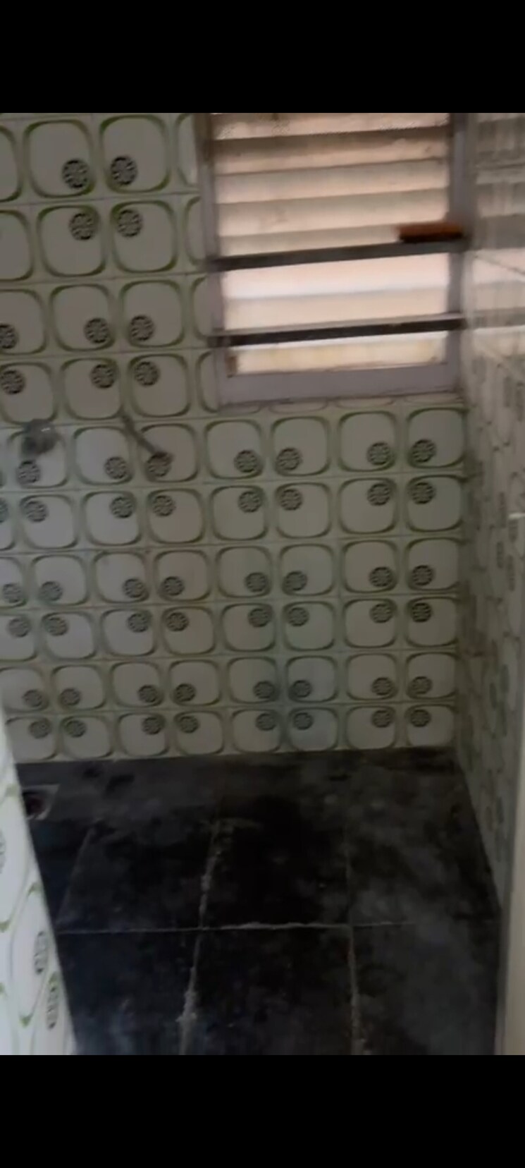 Bathroom, vile parle east 1.5 Bedroom 600 Sq.Ft. Apartment In Vile Parle East Mumbai 9786851