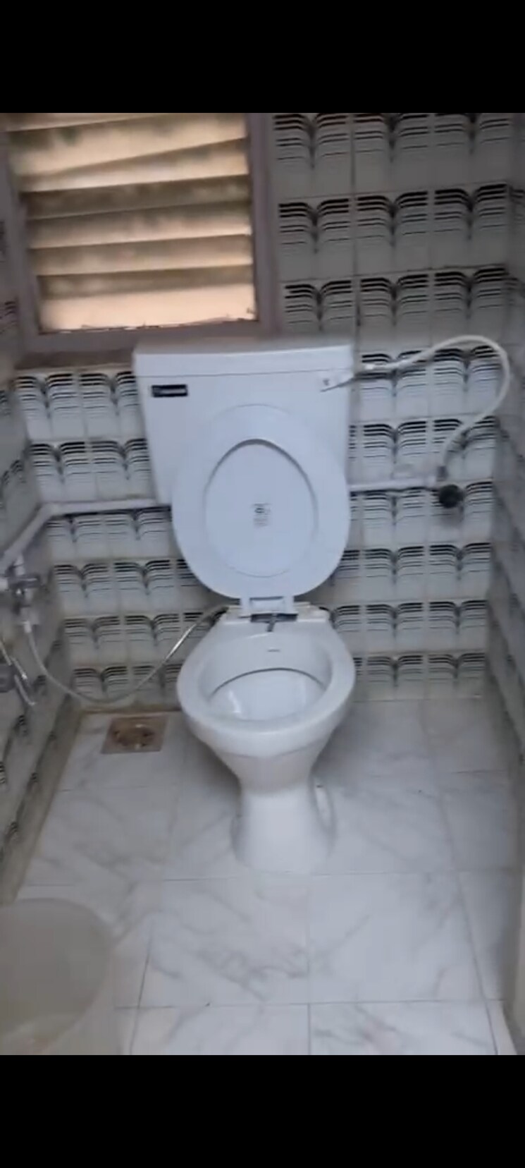 Bathroom, vile parle east 1.5 Bedroom 600 Sq.Ft. Apartment In Vile Parle East Mumbai 9786851