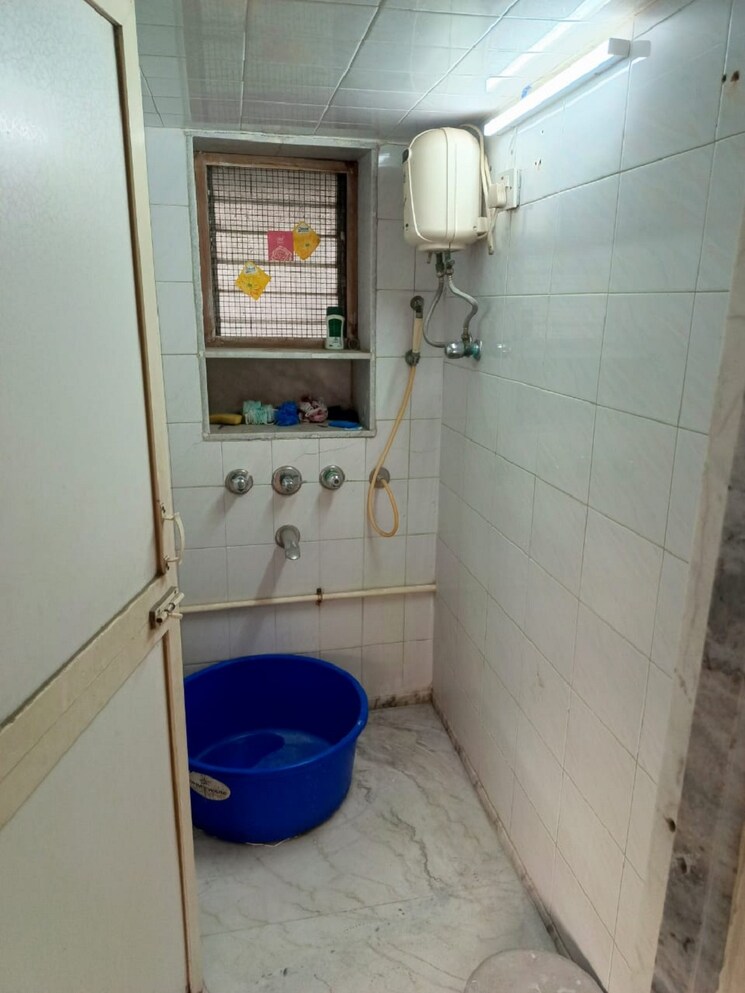 Bathroom, khar west 1 Bedroom 500 Sq.Ft. Apartment In Khar West Mumbai 9787001