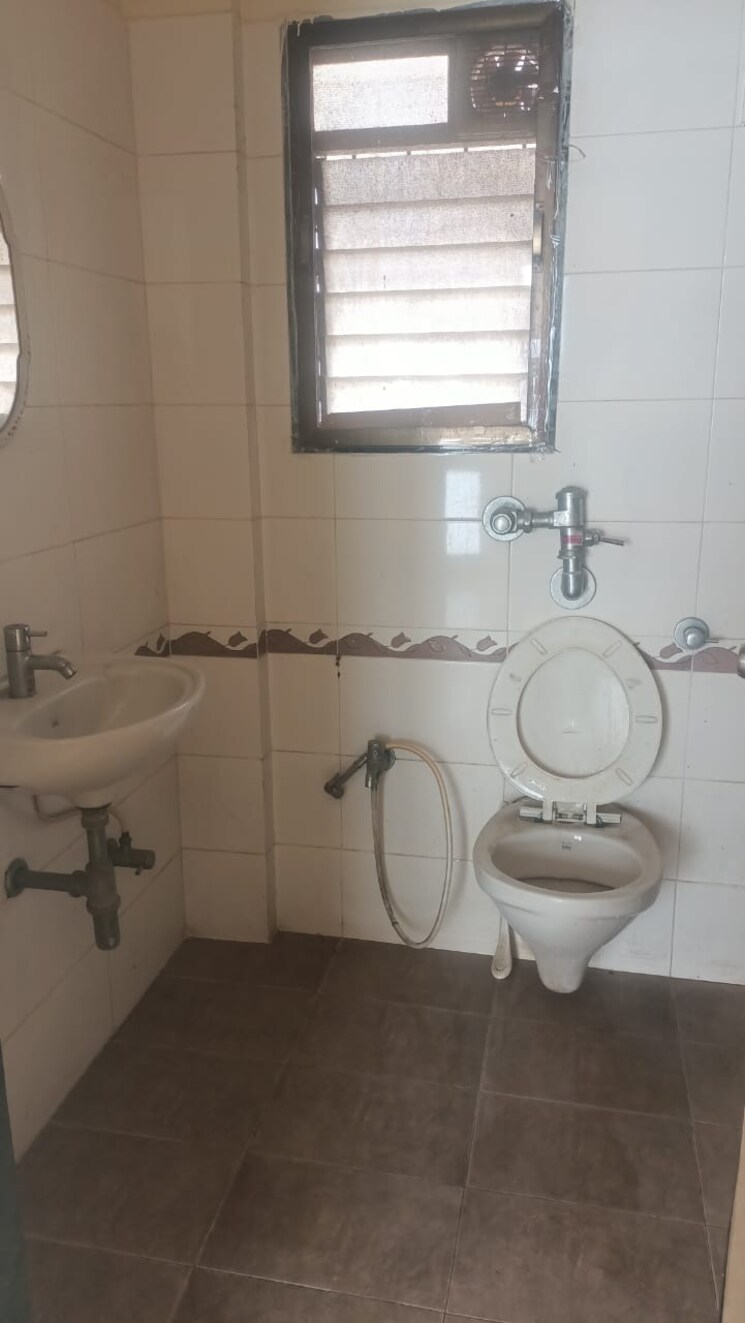 Bathroom, lodha-paradise 2 Bedroom 700 Sq.Ft. Apartment In Majiwada Thane 9787352