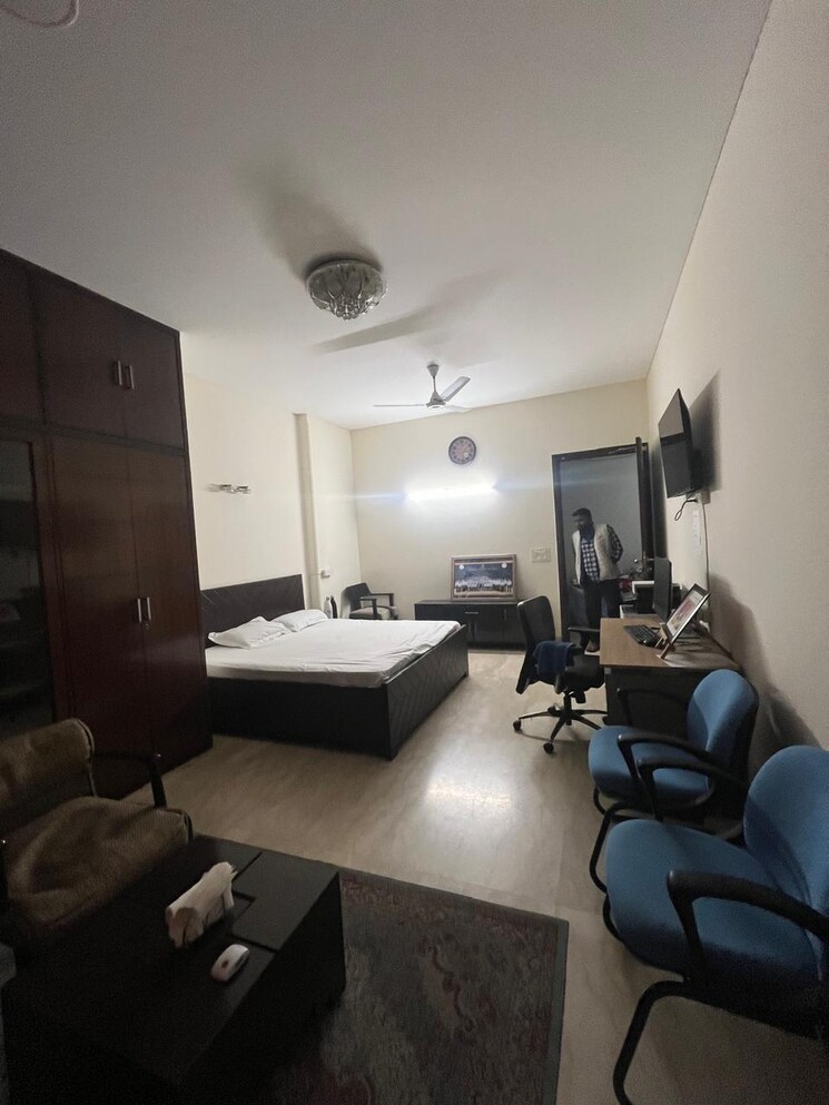 Team Area, panchsheel park 4 Bedroom 500 Sq.Yd. Builder Floor In Panchsheel Park Delhi 9787389