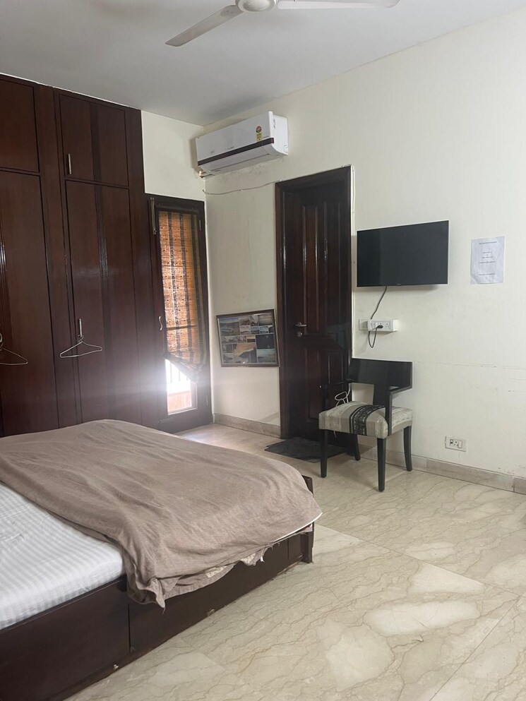 Bedroom, panchsheel park 4 Bedroom 500 Sq.Yd. Builder Floor In Panchsheel Park Delhi 9787389