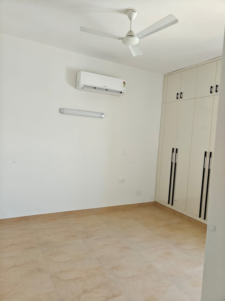 Room, rwa-apartments-sector-40 3 Bedroom 3500 Sq.Ft. Builder Floor In Sector 40 Noida 9787838