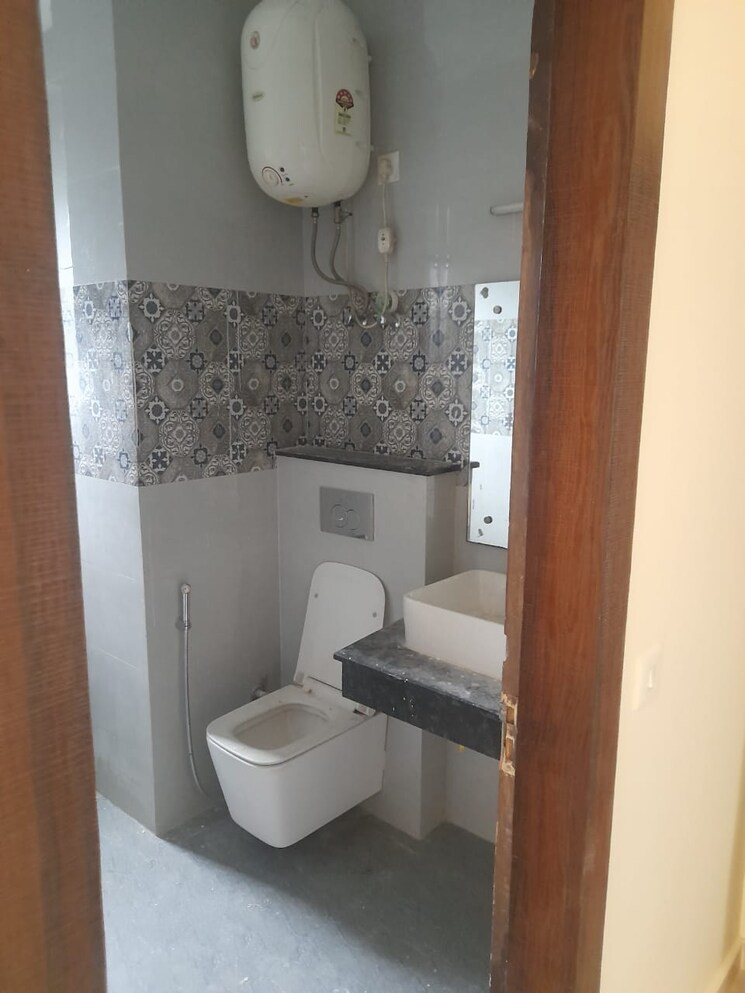 Bathroom, pioneer-park-araya 3.5 Bedroom 2438 Sq.Ft. Apartment In Sector 61 Gurgaon 9788212