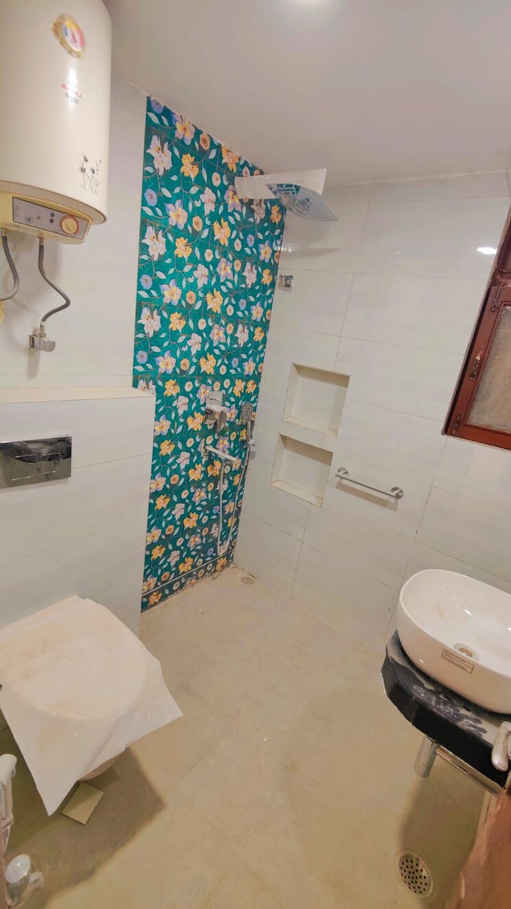 Bathroom, sector 23 dwarka 3 Bedroom 1500 Sq.Ft. Apartment In Sector 23 Dwarka Delhi 9788265