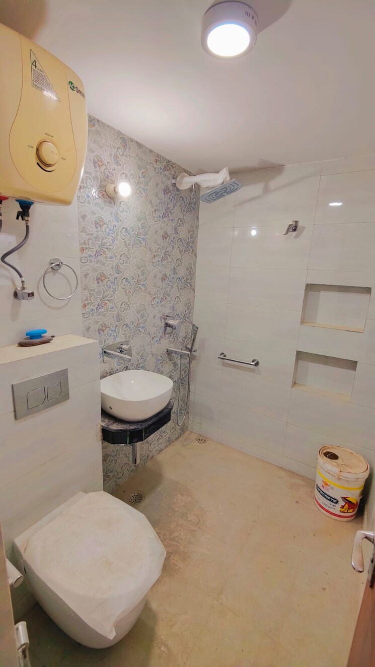 Bathroom, sector 23 dwarka 3 Bedroom 1500 Sq.Ft. Apartment In Sector 23 Dwarka Delhi 9788265