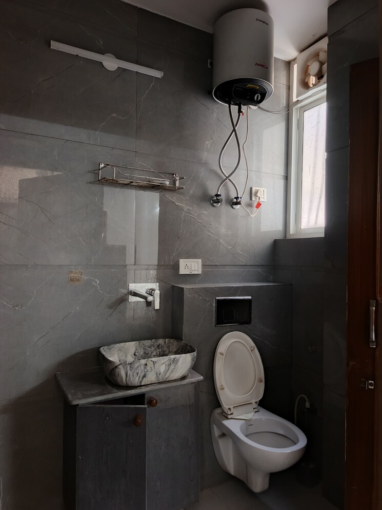Bathroom, sector 22 dwarka 3 Bedroom 1500 Sq.Ft. Apartment In Sector 22 Dwarka Delhi 9788334