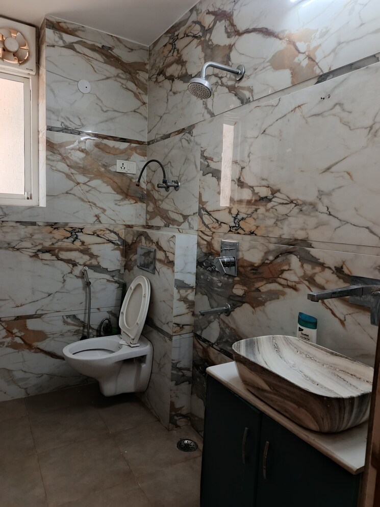 Bathroom, sector 22 dwarka 3 Bedroom 1500 Sq.Ft. Apartment In Sector 22 Dwarka Delhi 9788334