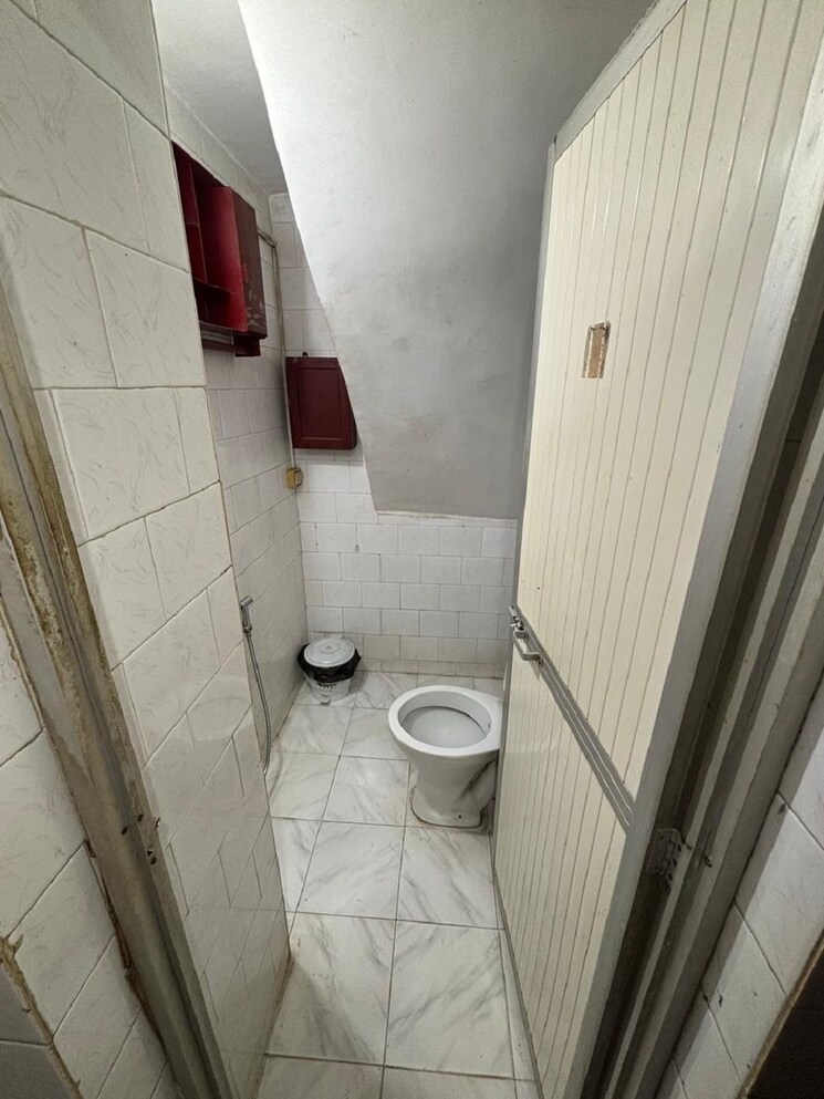 Bathroom, bandra west 1 Bedroom 500 Sq.Ft. Apartment In Bandra West Mumbai 9788364