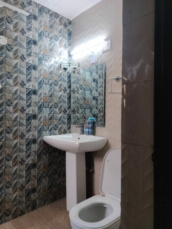 2.5 BHK Flat for Sale in Vasant Kunj, Delhi