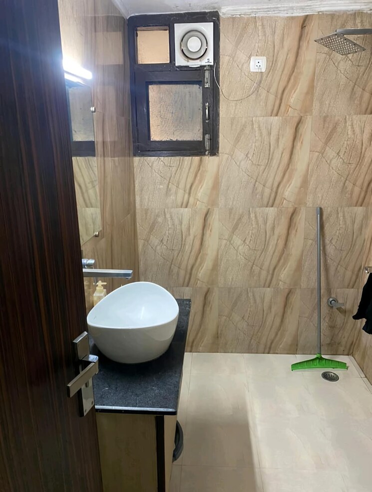 Bathroom, sector 19 dwarka 4 Bedroom 1800 Sq.Ft. Apartment In Sector 19 Dwarka Delhi 9788730