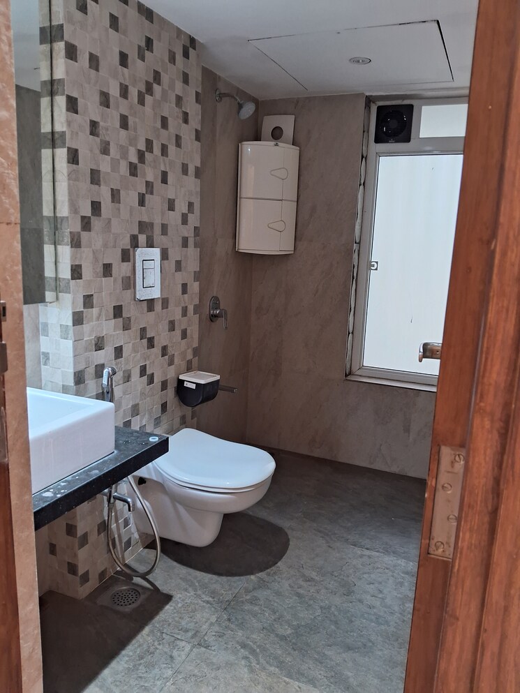 Bathroom, kings-apartment-santacruz 3 Bedroom 1200 Sq.Ft. Apartment In Santacruz East Mumbai 9789094