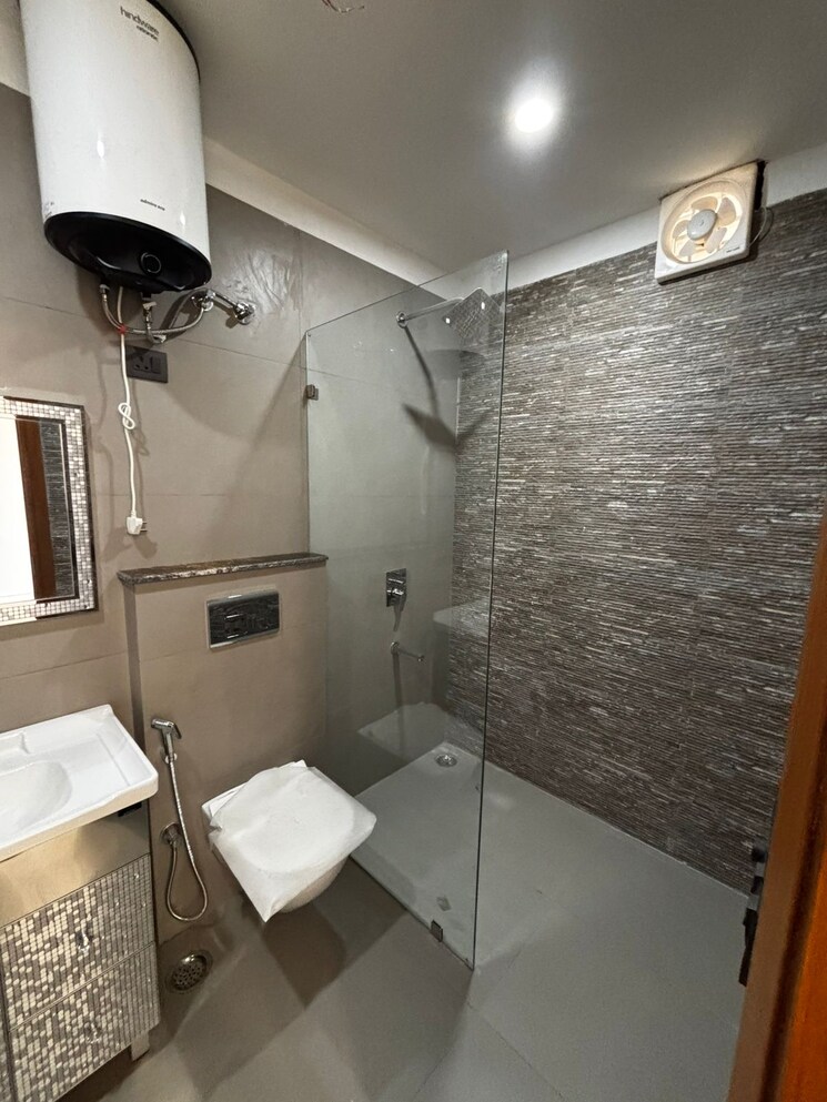 Attached Bathroom, sushant lok i 4 Bedroom 433 Sq.Yd. Builder Floor In Sushant Lok I Gurgaon 9789105