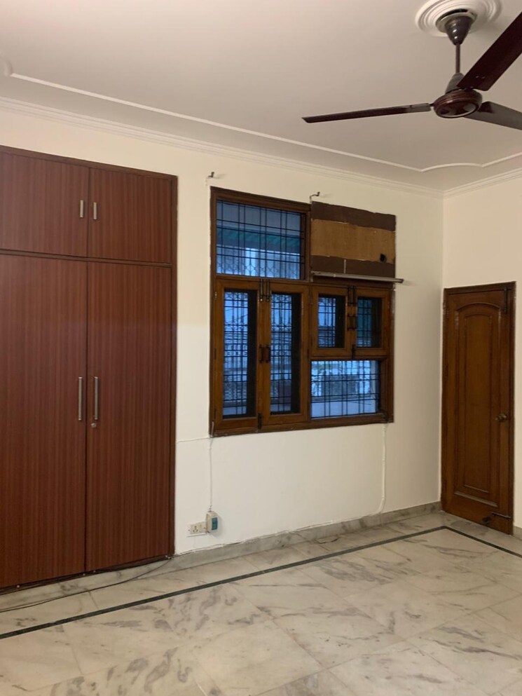 Room, sarvodaya enclave 3 Bedroom 200 Sq.Yd. Builder Floor In Sarvodaya Enclave Delhi 9789784