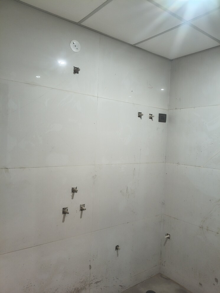 Bathroom, deep-homes-sector-73 2 Bedroom 1050 Sq.Ft. Builder Floor In Sector 73 Noida 9790177