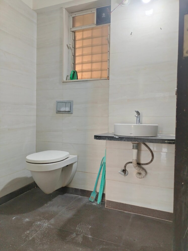 Bathroom, hiranandani-bloomingdale 3 Bedroom 1375 Sq.Ft. Apartment In Ghodbunder Road Thane 9790451