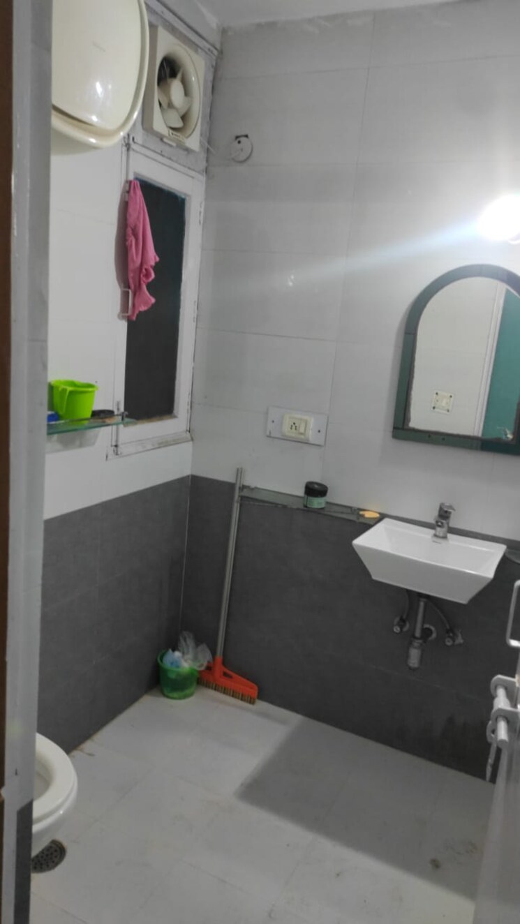 Bathroom, sector 11 dwarka 4 Bedroom 2000 Sq.Ft. Apartment In Sector 11 Dwarka Delhi 9790734