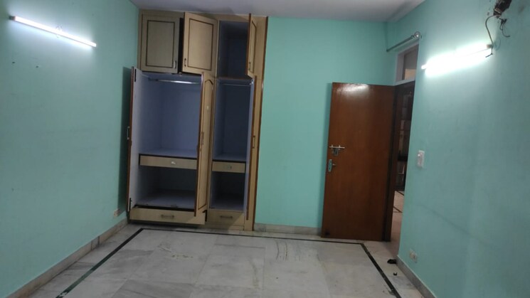 Room, sector 11 dwarka 4 Bedroom 2000 Sq.Ft. Apartment In Sector 11 Dwarka Delhi 9790734
