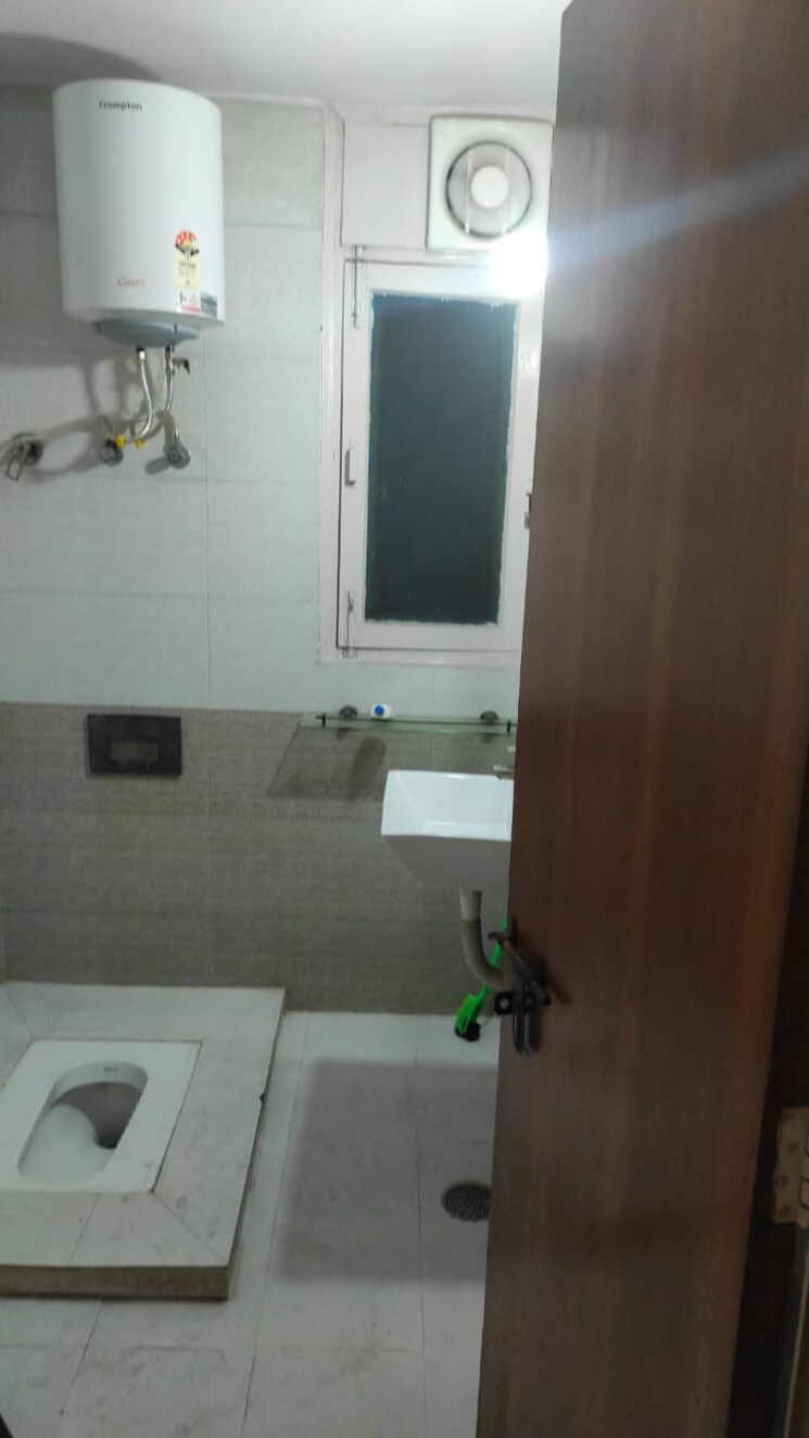 Bathroom, sector 11 dwarka 4 Bedroom 2000 Sq.Ft. Apartment In Sector 11 Dwarka Delhi 9790734