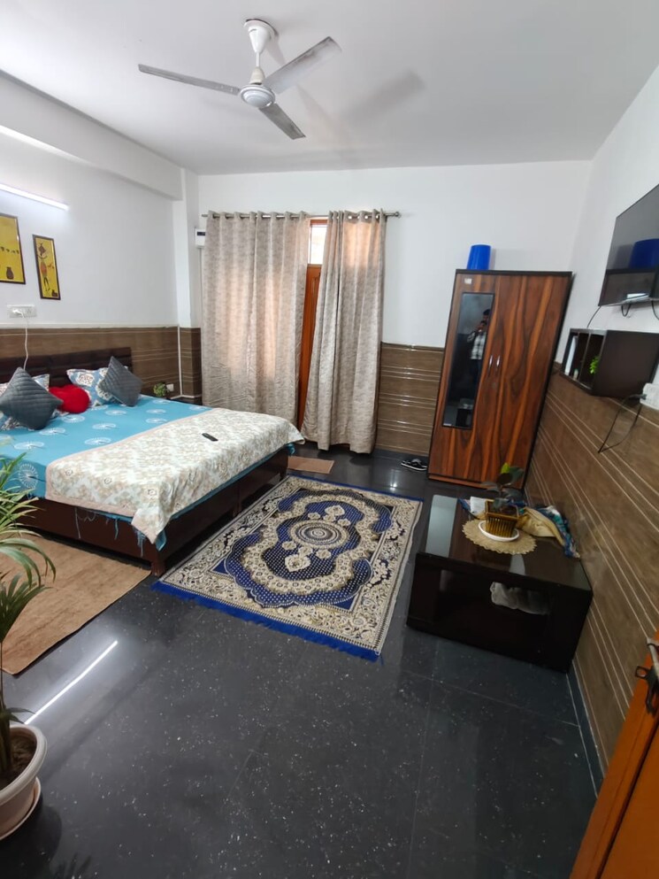 Room, sector 70 Pg For Boys & Girls In Sector 70 9791168