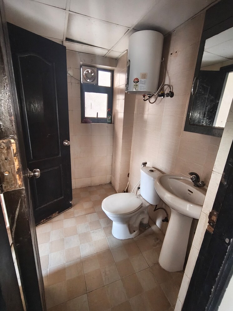 Bathroom, logix-blossom-county 2 Bedroom 1040 Sq.Ft. Apartment In Sector 137 Noida 9792109