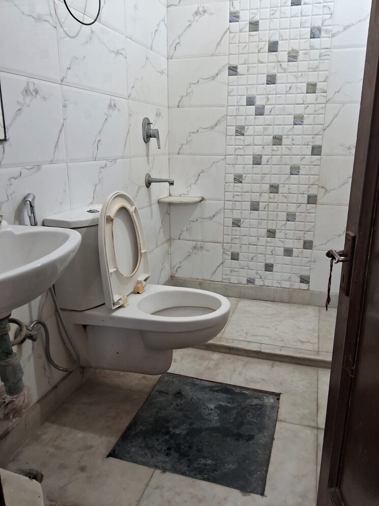 Bathroom, east of kailash 1 RK 500 Sq.Ft. Builder Floor In East Of Kailash Delhi 9793167