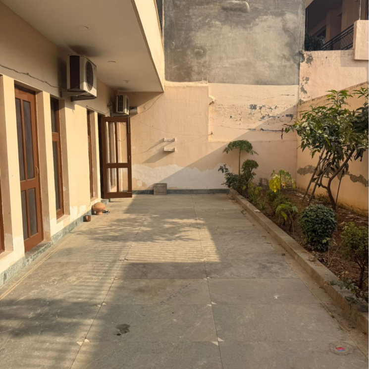 Balcony, sector 31 3 Bedroom 262 Sq.Yd. Builder Floor In Sector 31 Gurgaon 9793168