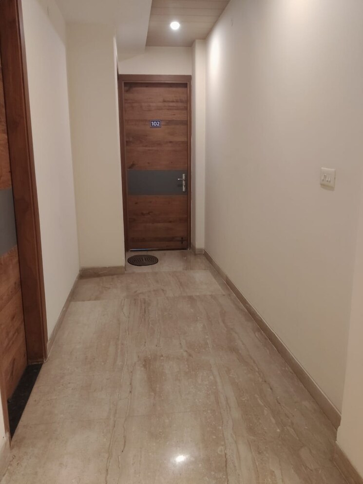 Room, sector 92 6+ Bedroom 350 Sq.Mt. Independent House In Sector 92 Noida 9793960