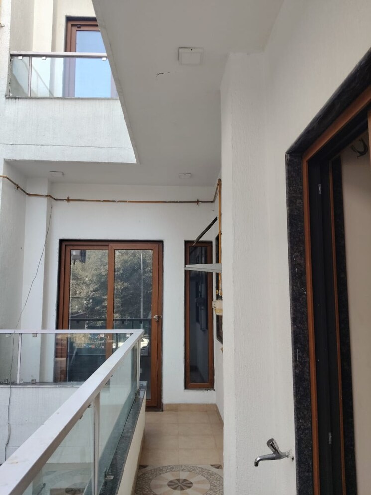 undefined, sector 92 6+ Bedroom 350 Sq.Mt. Independent House In Sector 92 Noida 9793960