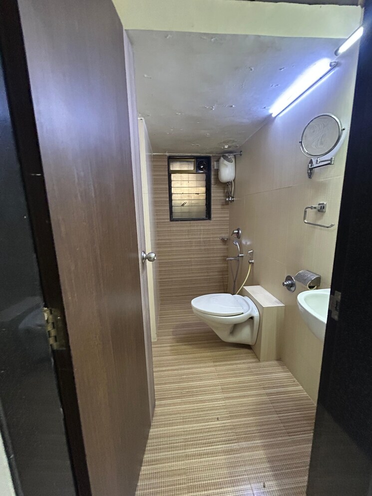 Bathroom, juhu-natraj-chs 2 Bedroom 725 Sq.Ft. Apartment In Vile Parle West Mumbai 9794007
