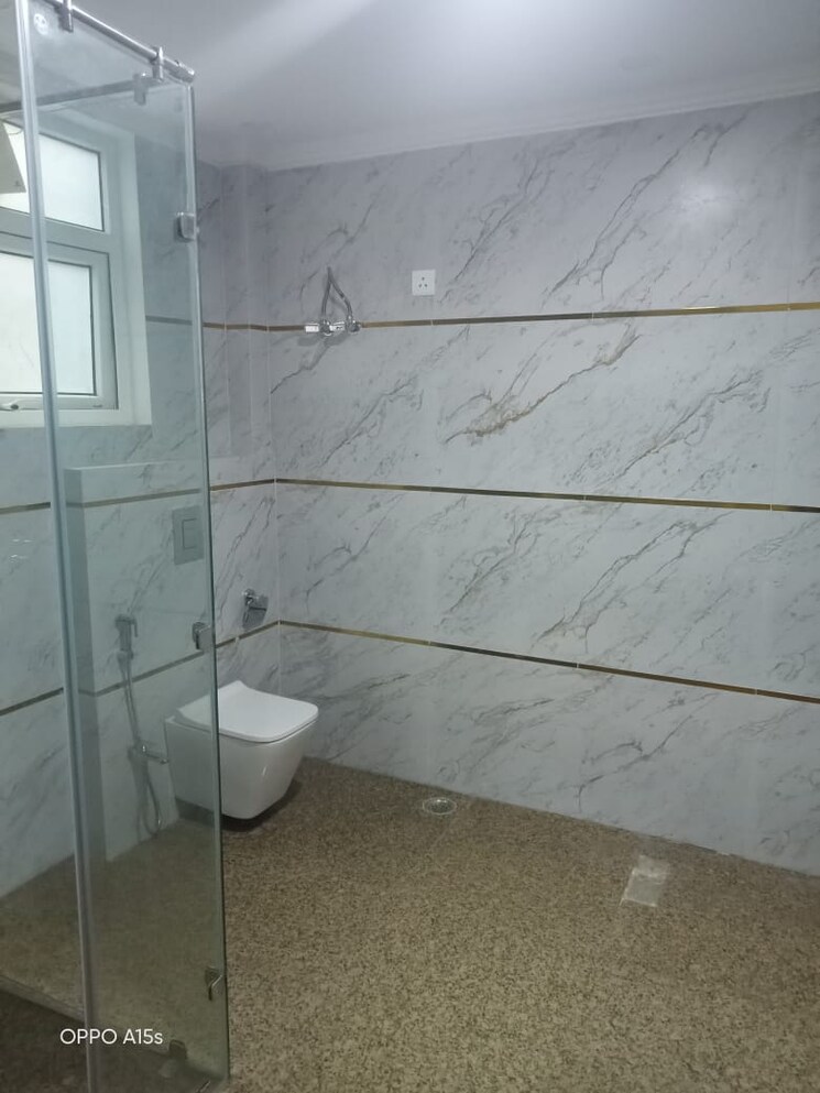 Bathroom, jasola 4 Bedroom 300 Sq.Yd. Apartment In Jasola Delhi 9794027